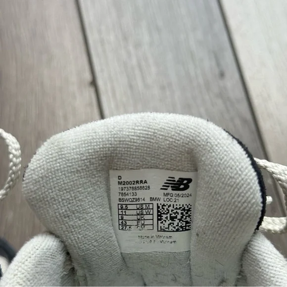 New Balance 2002R Black and White Shoes with Green Details - Picture 9 of 9